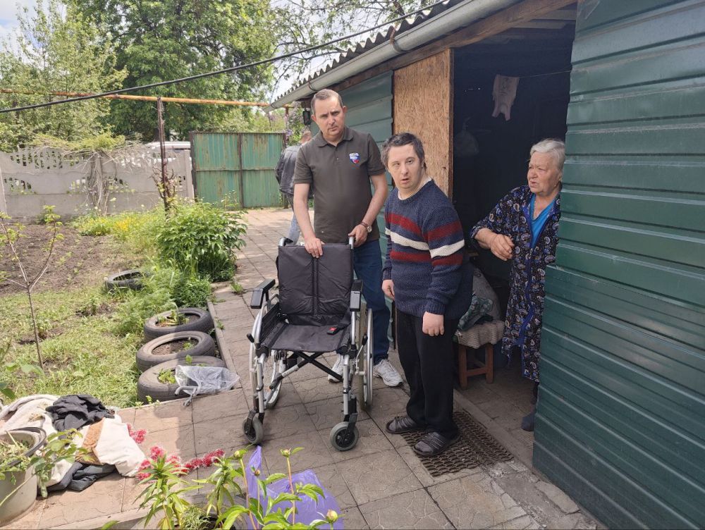 Андрей Губарев: ПОМОЩЬ ОКАЗАНА. Во время приема граждан 17 мая ко мне обратилась жительница города Горское, с просьбой оказать содействие в приобретении коляски для инвалидов ее маломобильному сыну