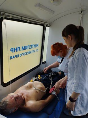 Выездная бригада медицинских работников Зимогорьевской городской больницы в составе: врача общей практики, акушерки и медицинской сестры, работала на передвижном ФАПе 25.05.2023г