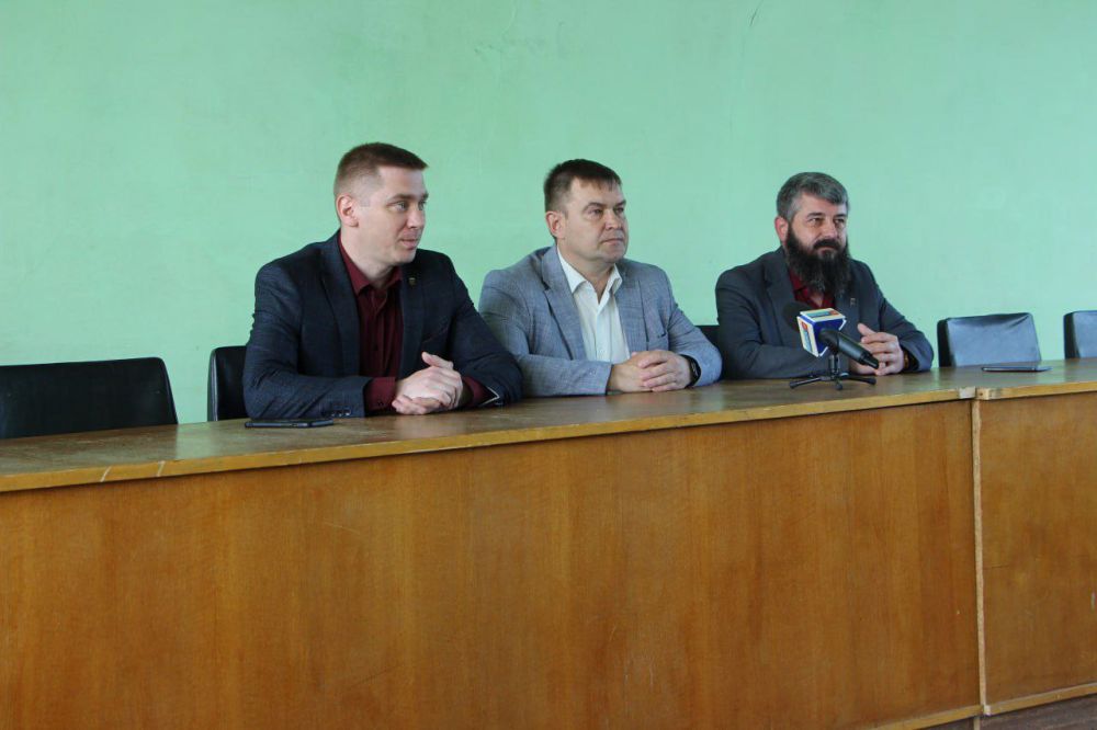 Сегодня в актовом зале Администрации Меловского района состоялось совещание депутата Народного Совета ЛНР, координатора партийного проекта «Предпринимательство» Белицкого Алексея Юрьевича с предпринимателями Меловского района