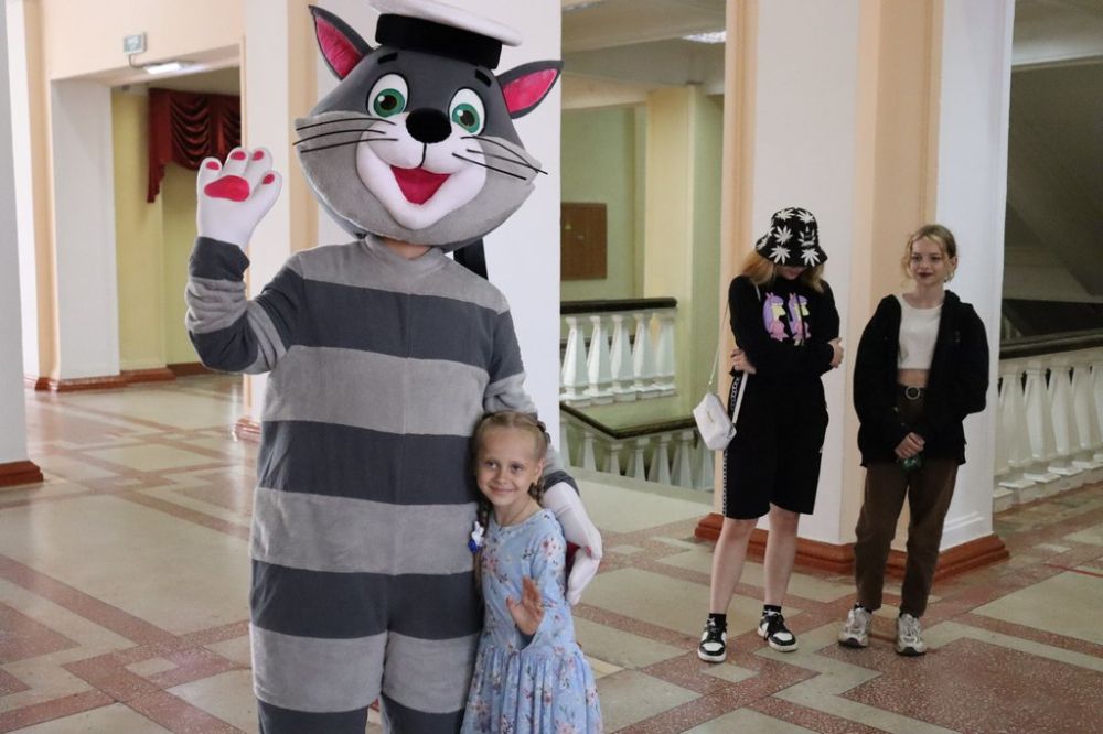 В Стаханове провели встречу с детьми погибших участников СВО и детьми, получившими ранения во время обстрелов