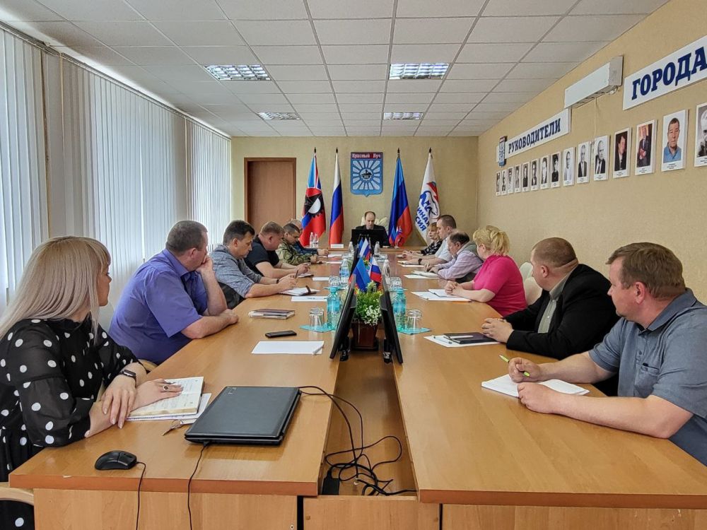Провел внеочередное заседание городской комиссии по вопросам техногенно-экологической безопасности и чрезвычайных ситуаций (ТЭБ и ЧС), на котором обсудили вопрос частичного подтопления города Минусинск из-за обильных осадков
