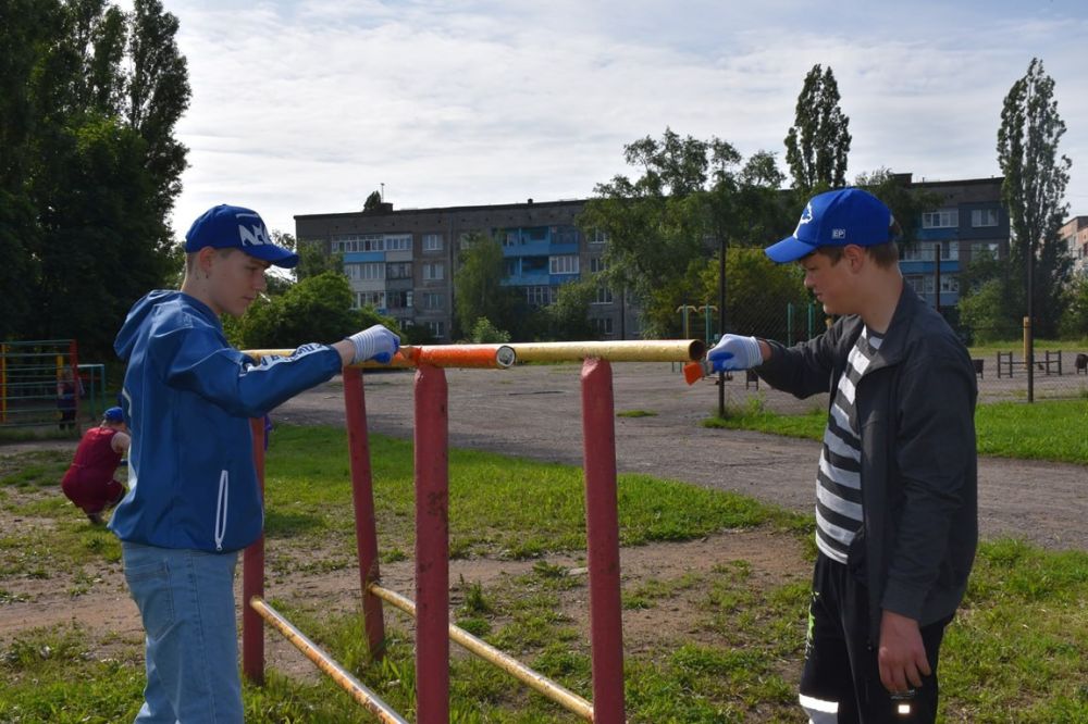 В Международный день защиты детей по инициативе и при поддержке секретаря Брянковского местного отделения «Единой России» Евгения Морозова активисты и сторонники местного отделения партии, а также молодежь города благоустраивают спортивную площадку