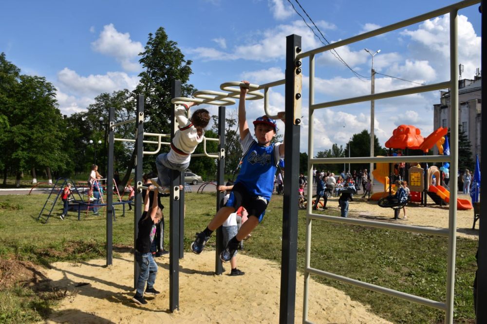 В центральном городском парке Брянки начала работу новая детская площадка, переданная городу шефом-регионом – Брянской областью