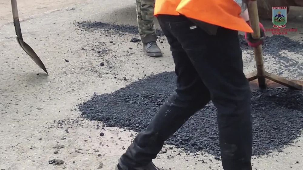 Евгений Морозов: Сегодня первый день укладки асфальтобетона на автомобильной дороге по Микрорайону№4