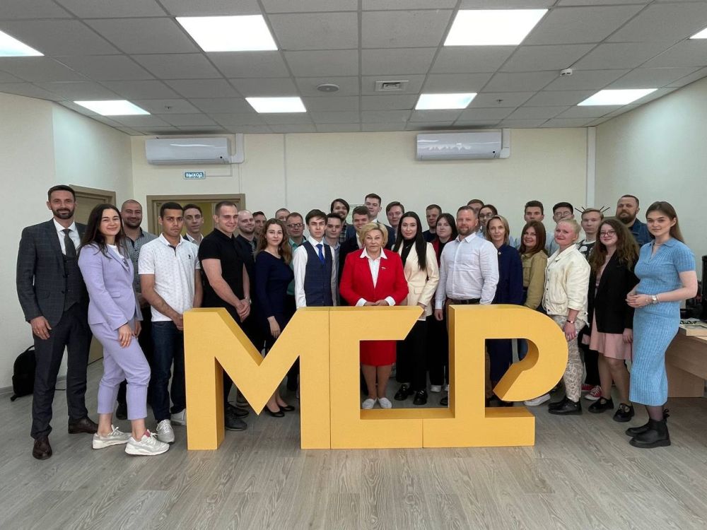 Александр Касауров: А я уже в Москве. Вчера мы приехали на очный модуль «Политшколы Молодёжи СПРАВЕДЛИВОЙ РОССИИ», нам удалось пообщаться с очень интересными спикерами: