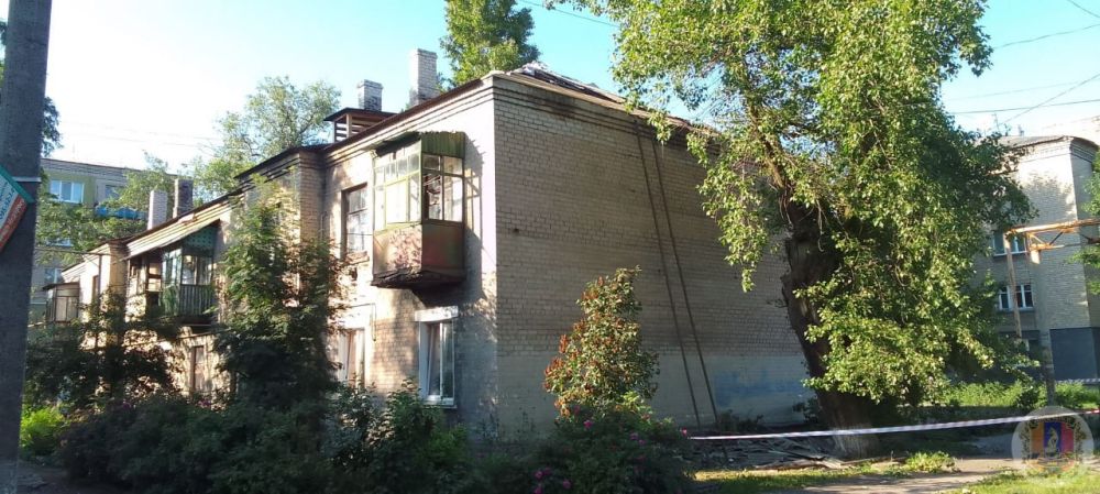 В Новодружеске завершаются работы по восстановлению кровли жилого дома, которая была на 80 % уничтожена в результате артобстрела, сообщили в администрации Лисичанска