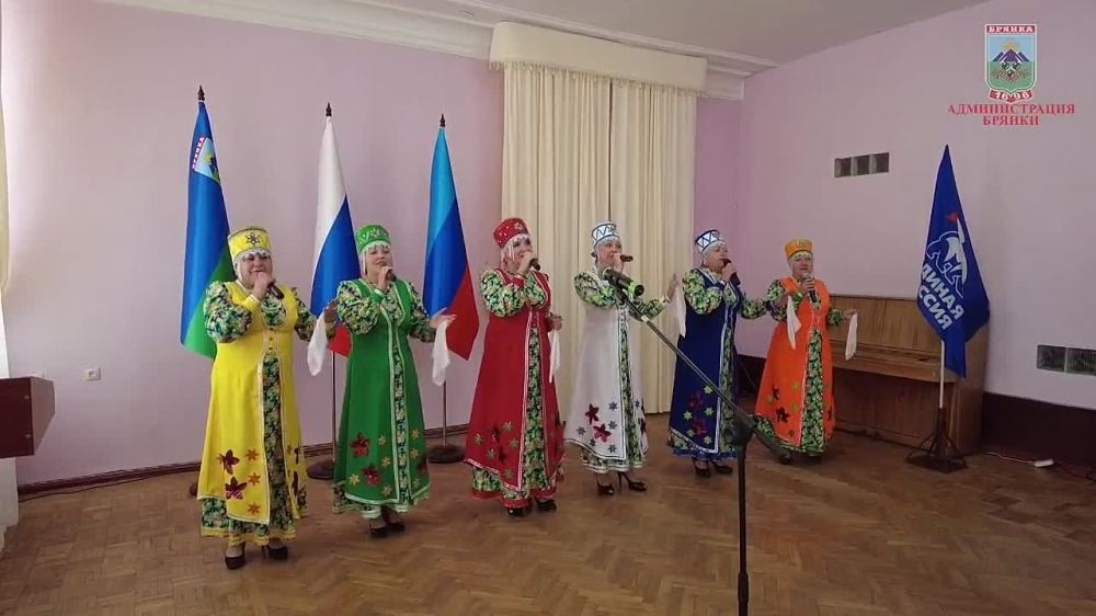 В литературной гостиной Дворца культуры имени Октябрьской революции города Брянка прошло торжественное мероприятие, посвященное Дню социального работника