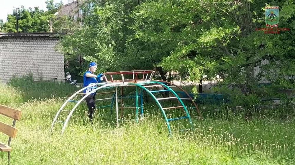 По инициативе и при поддержке секретаря Брянковского местного отделения партии «Единая Россия» Евгения Морозова летний трудовой десант активистов и сторонников местного отделения продолжает благоустраивать детские площадки в Брянке