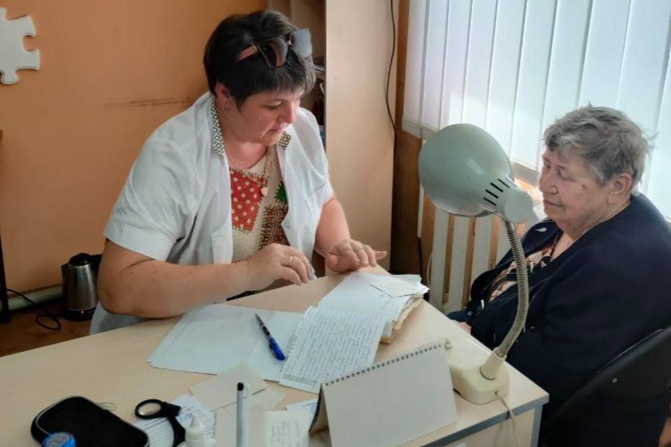 В рамках планового осмотра мобильная бригада ГУ «Первомайская центральная городская многопрофильная больница» ЛНР обслуживает население отдаленных территорий города Первомайска