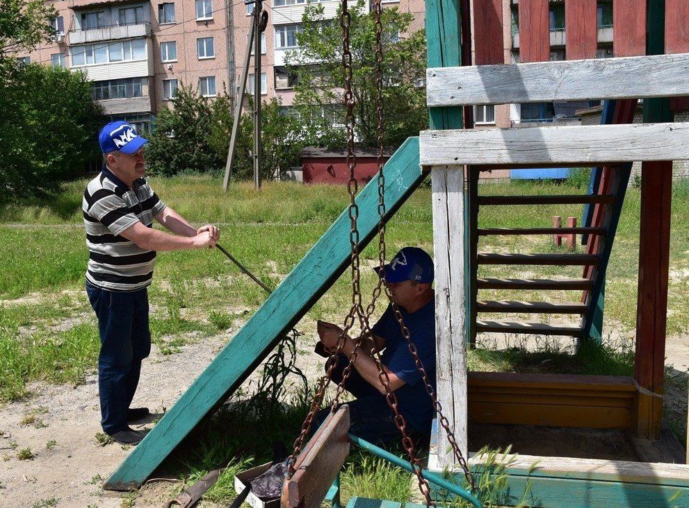 По инициативе и при поддержке секретаря Брянковского местного отделения партии «Единая Россия» Евгения Морозова летний трудовой десант активистов и сторонников местного отделения продолжают в Брянке благоустраивать детские площадки