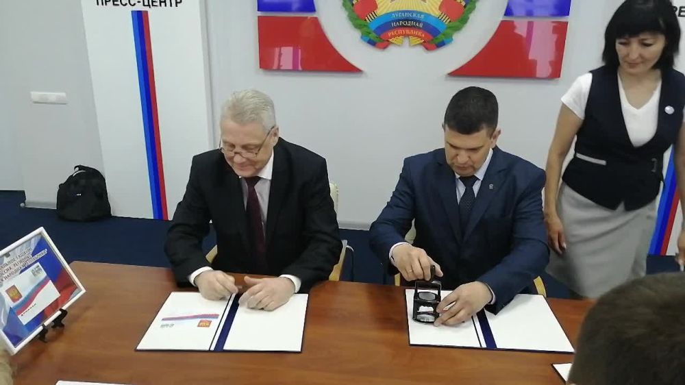 Председатель Правительства Сергей Козлов принял участие в торжественной процедуре специального гашения почтовой марки «Регионы России. Луганская Народная Республика»