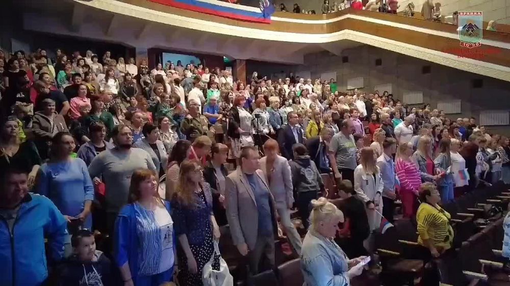 Со Всероссийской акции "Гимн всей страной" в День России началось торжественное мероприятие "Горжусь тобой, моя Россия!", прошедшее в стенах брянковского ДК имени ОР