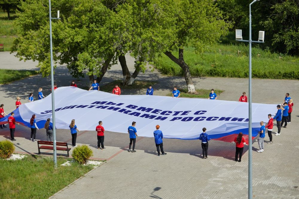 Активисты МГЕР развернули баннер «Мы вместе с защитниками России» в Краснодоне