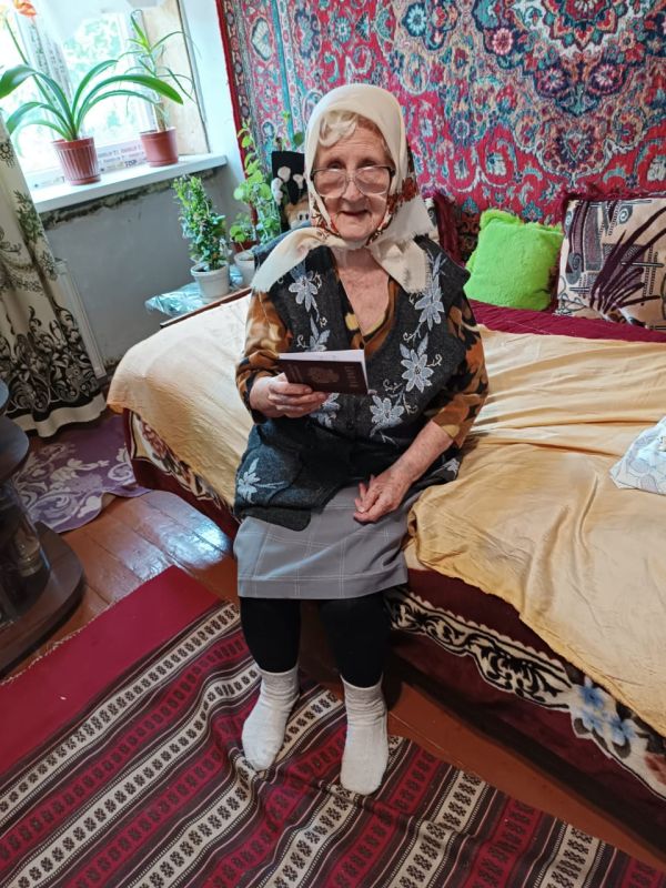 Сотрудники Миграционной службы Перевальского района, вместе с главным специалистом отдела по обеспечению жизнедеятельности г. Зоринск, 10 июня провели выездной приём к маломобильных граждан на дому