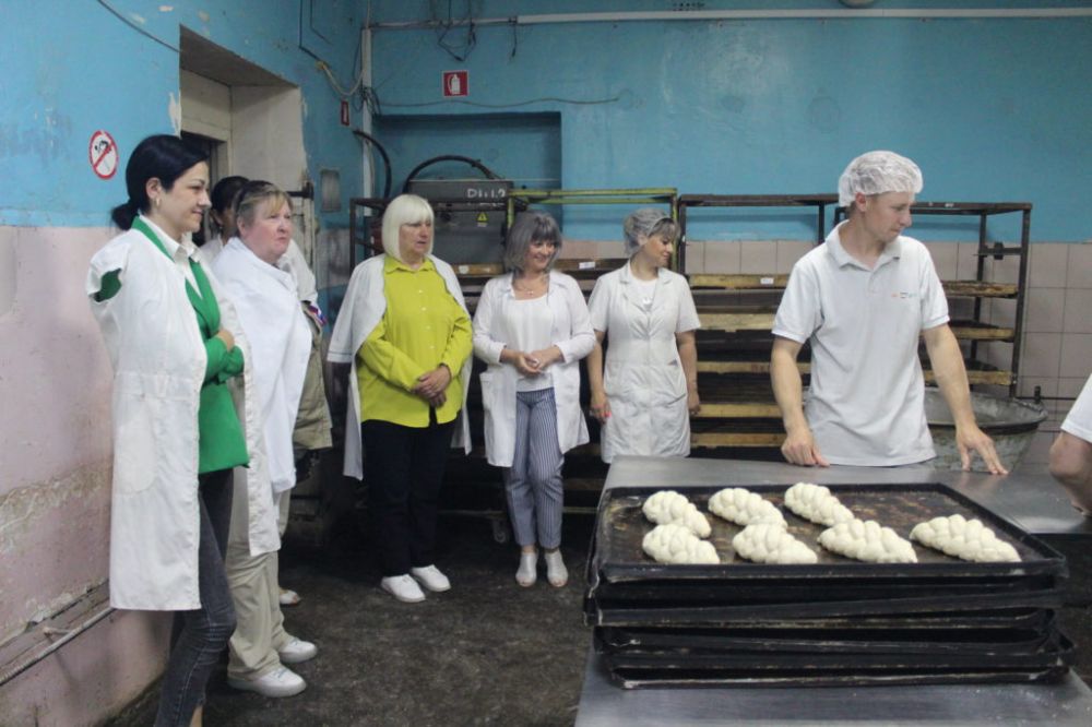 Депутат Светлана Гизай встретилась с коллективом хлебопекарни в Зимогорье