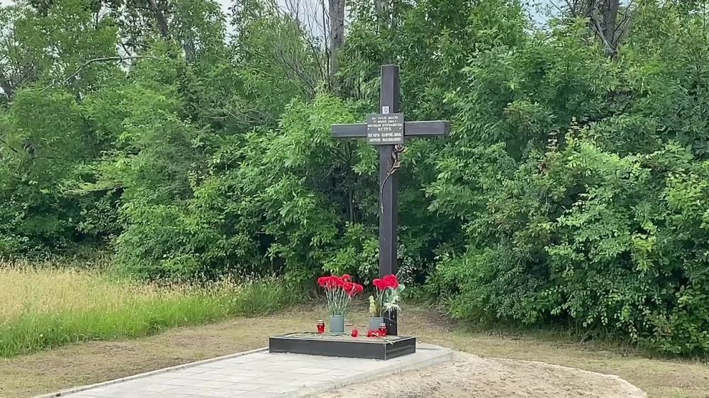 Митинг-реквием в память о российских журналистах Всероссийской государственной телевизионной и радиовещательной компании (ВГТРК) Игоре Корнелюке и Антоне Волошине состоялся у поселка Металлист Славяносербского района в девятую годовщину их гибели