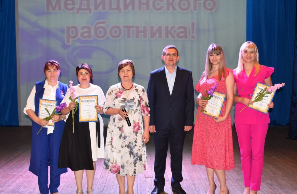 Представители Единой России поздравляют медиков ЛНР с профессиональным праздником