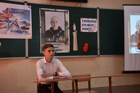 Открытие "Парты героя" в честь участника СВО из Алчевска состоялось в его родной гимназии