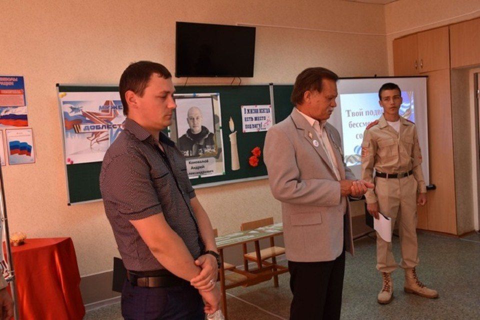 В память о погибшем бойце Андрее Коновалове в Алчевской гимназии открыли «Парту Героя»