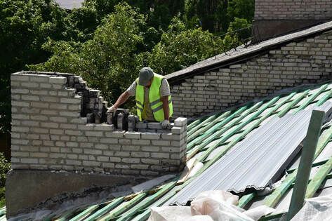 Строители из Брянской области начали ремонт кровель в Брянке