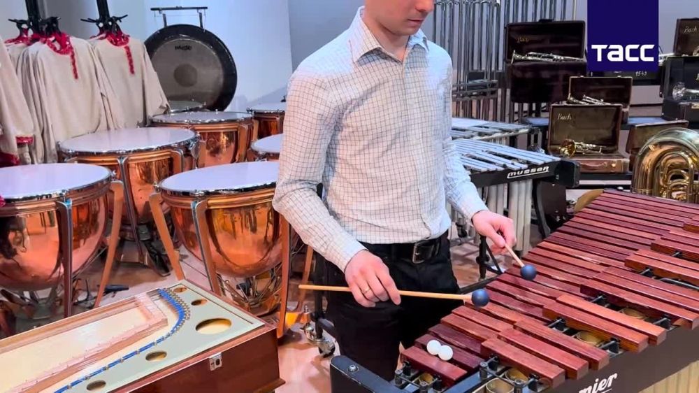 Министр культуры РФ Ольга Любимова запустила акцию "Новое звучание" по передаче музыкальных инструментов, костюмов и оборудования от федеральных оркестров в новые регионы России