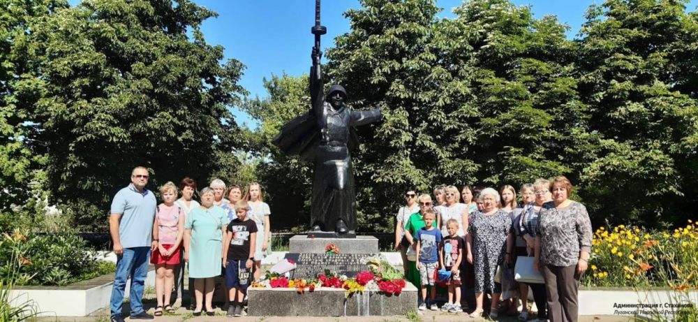 Жители Алмазной возложили цветы к Братской могиле советских воинов, погибших при защите города в 1941-1942 годах в сквере Железнодорожников