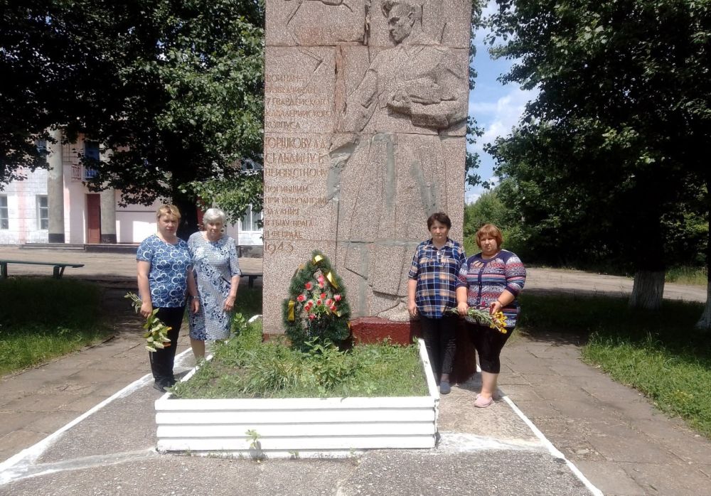 ВО ВСЕХ ОПОЖД, ПОДВЕДОМСТВЕННЫХ ТЕРРИТОРИАЛЬНО АДМИНИСТРАЦИИ КРАСНОГО ЛУЧА, В ДЕНЬ ПАМЯТИ И СКОРБИ СОСТОЯЛИСЬ ЦЕРЕМОНИИ ВОЗЛОЖЕНИЯ ЦВЕТОВ К ПАМЯТНЫМ МЕСТАМ