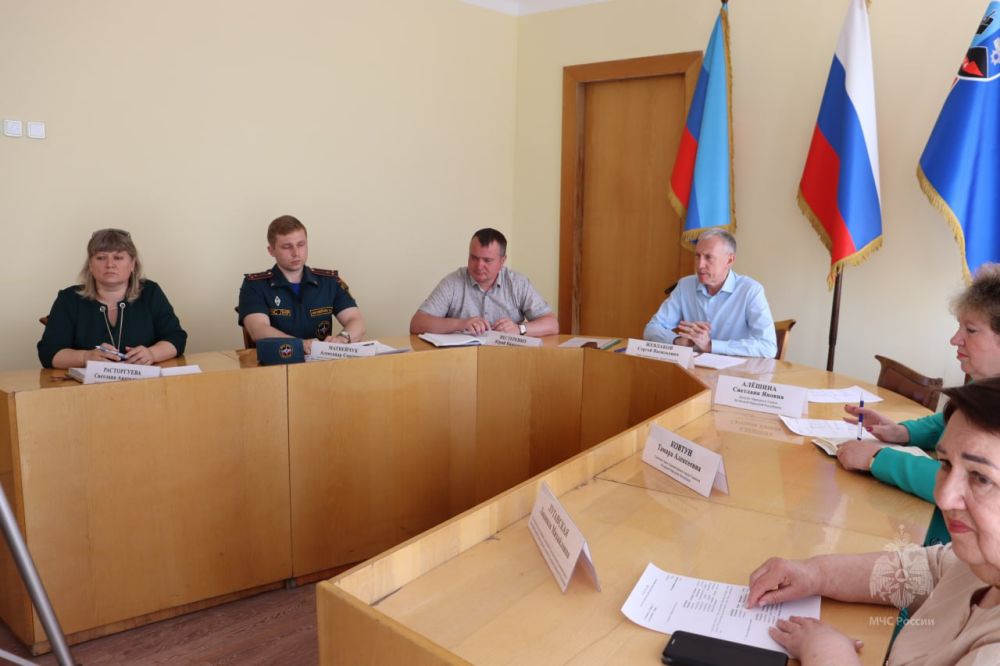 Стахановские спасатели провели встречу с уличными комитетами и руководством Администрации города