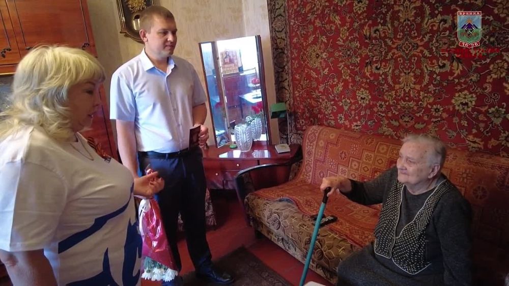 Глава Администрации города Брянки, секретарь Брянковского местного отделения партии «Единая Россия» Евгений Морозов...