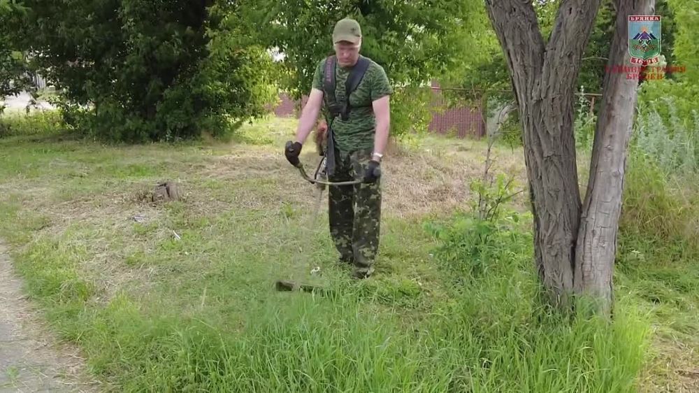 Евгений Морозов: Уже традиционно, каждую пятницу, мужчины - активисты Брянковского местного отделения партии "Единая России"выходят на субботник
