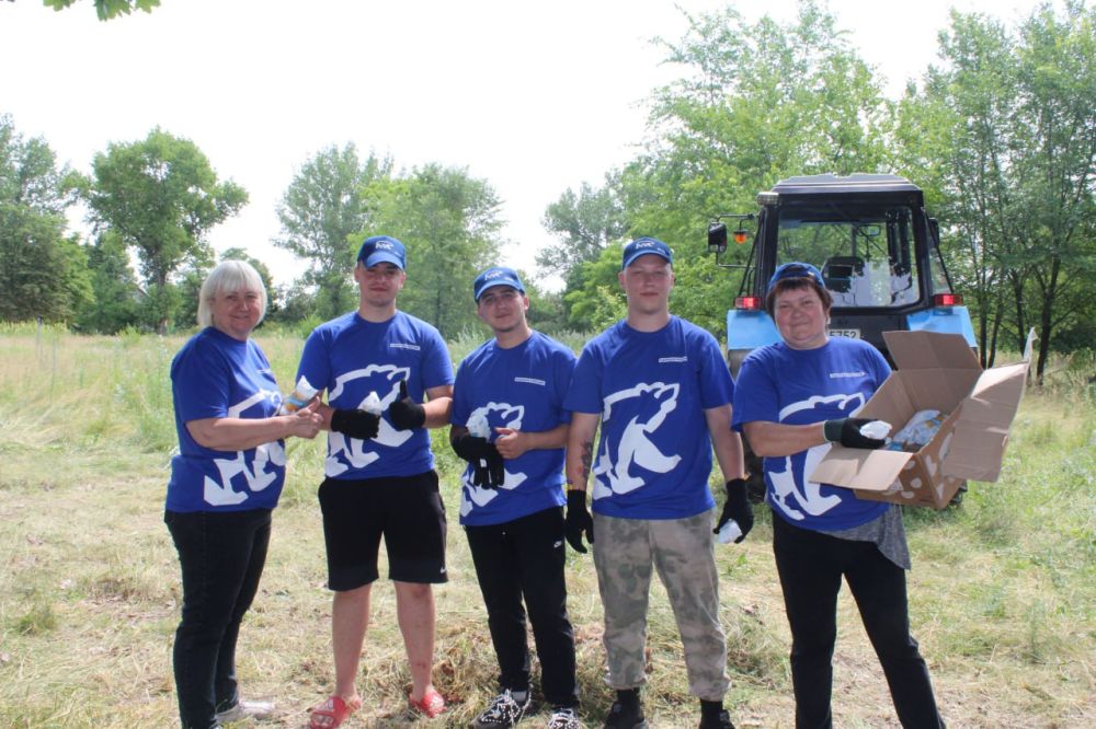 Активисты благоустроили территорию берега реки Лугань в городе Зимогорье, сообщили в пресс-службе «Единой России» ЛНР