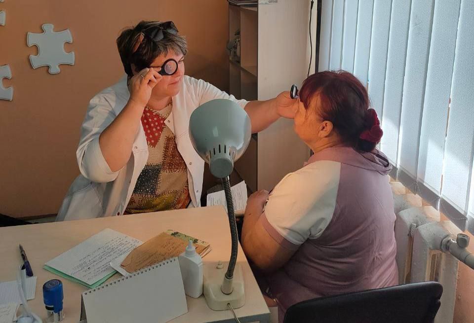 В рамках планового осмотра мобильная бригада ГУ «Первомайская центральная городская многопрофильная больница» ЛНР обслуживает население отдаленных территорий города Первомайска