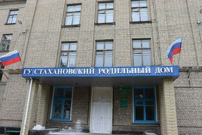 Омские специалисты приступили к замене окон в Стахановском родильном доме