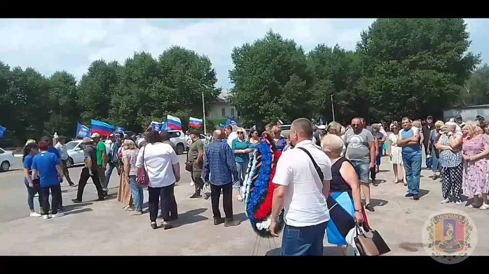 В городе Новодружеске в честь годовщины освобождения от украинского нацизма состоялось торжественное открытие памятника героям Великой Отечественной войны и героям, стоявшим насмерть за нашу землю с 2014 года