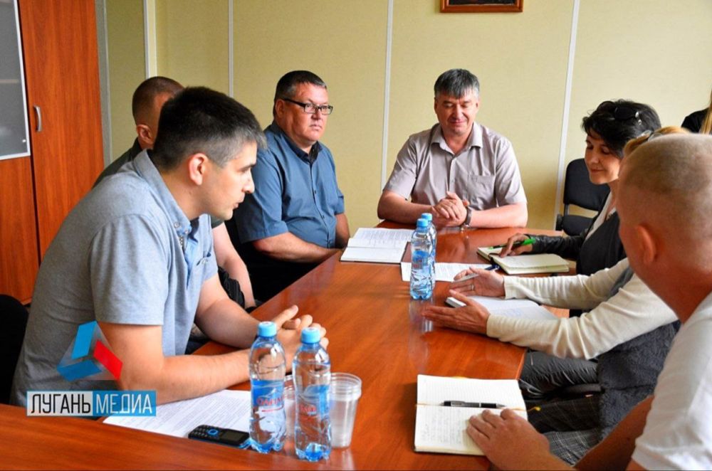 В Лисичанске состоялась рабочая встреча и. о. министра спорта ЛНР Олега Шеренешева с и. о. главы Администрации города Лисичанска Андреем Скорым