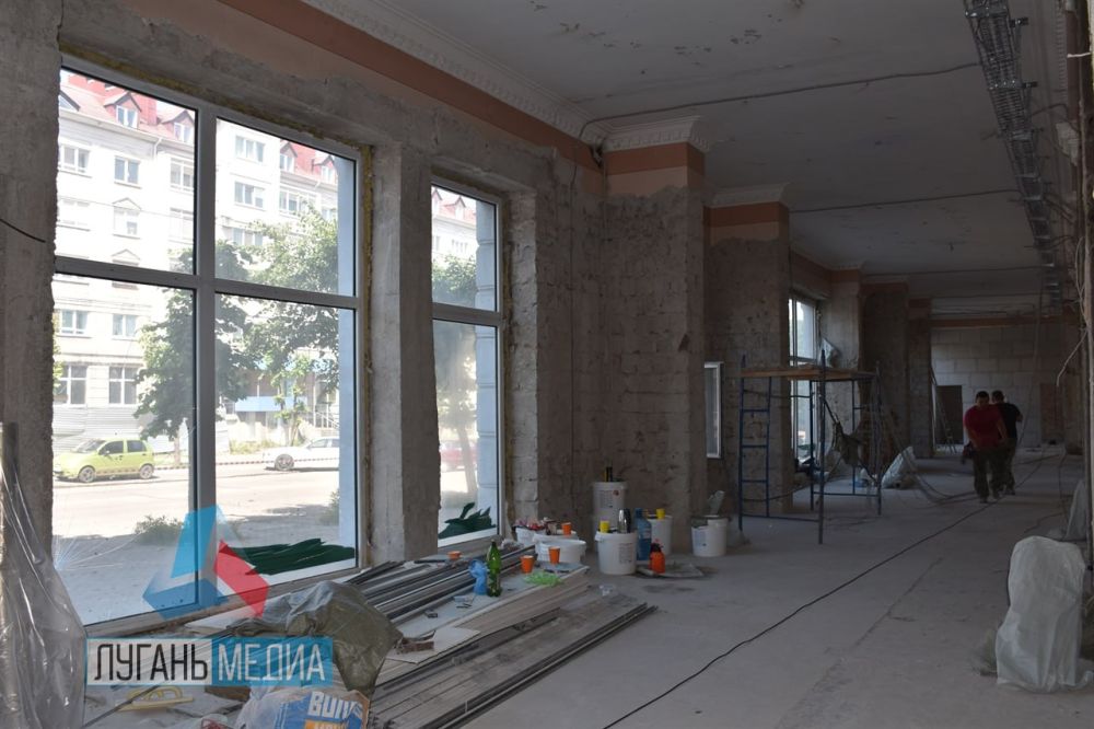 Завершен первый этап ремонта МФЦ в Алчевске, сообщил первый заместитель главы Администрации города Иван Держий