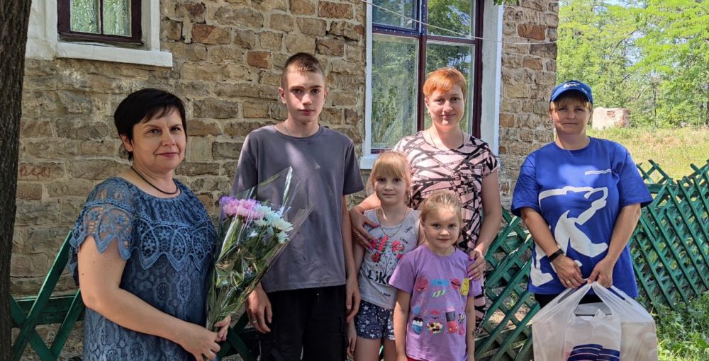 В преддверии Дня семьи, любви и верности семьи из Красного Луча получили подарки от «Единой России»