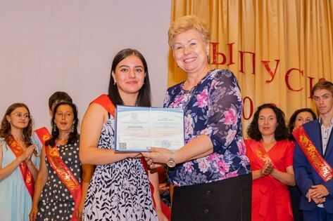 Сенатор РФ от ЛНР вручила российские дипломы выпускникам Старобельского колледжа