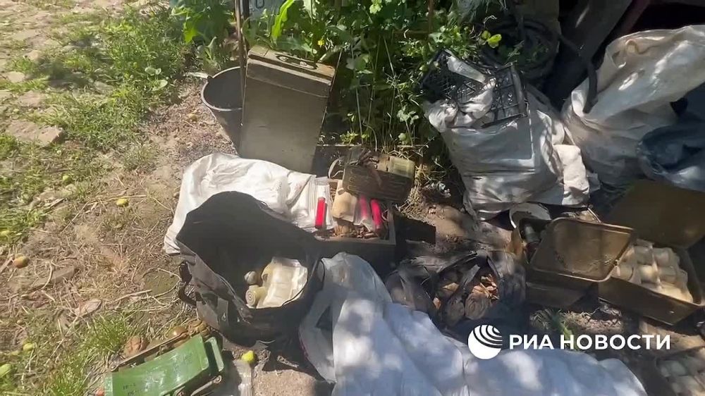 Оружие и более 1,5 тысяч боеприпасов, в том числе для пулемета Калашникова, обнаружили представители силовых структур ЛНР на бывших позициях украинской армии в селе Приволье (пригород Лисичанска)