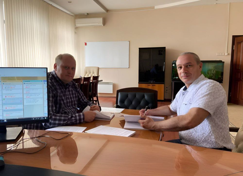 Министр топлива, энергетики и угольной промышленности ЛНР Денис Ярош и директор Луганской ТЭС Александр Михайлов подписали...