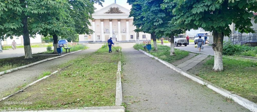 В ГОРОДЕ ЗИМОГОРЬЕ СОСТОЯЛСЯ СУББОТНИК ПО БЛАГОУСТРОЙСТВУ ТЕРРИТОРИИ