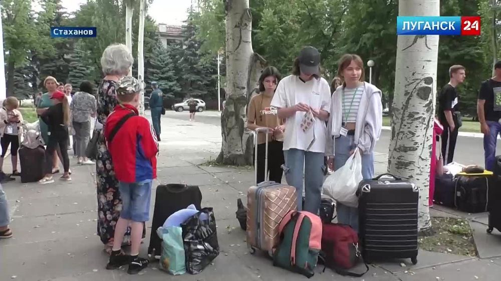 Первая группа школьников из Стаханова отправилась на отдых в Республику Крым