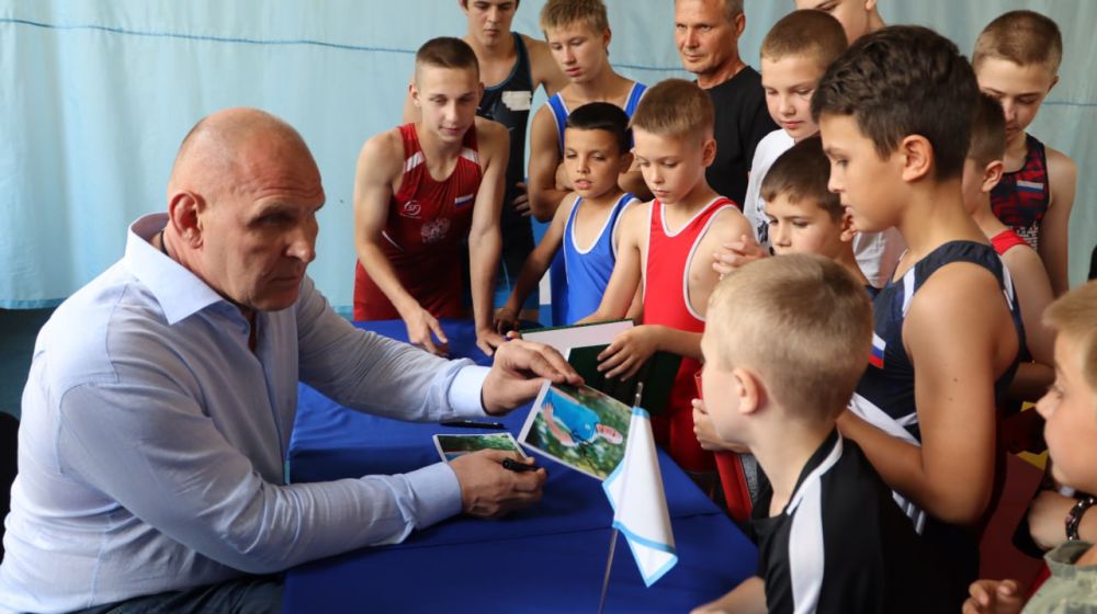 Александр Карелин встретился с юными спортсменами ЛНР. Встреча состоялась в Республиканском физкультурно-спортивном обществе «Динамо»