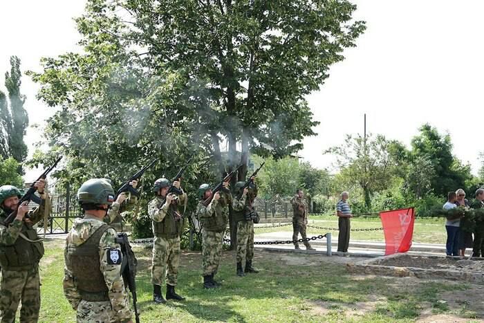 Перезахоронение останков двух советских солдат, погибших во время Великой Отечественной войны, состоялось в Приволье, помощь в организации церемонии оказала партия "Единая Россия" — пресс-служба Луганского регионального отделения партии
