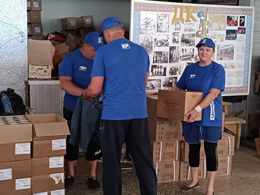 Сергей Колягин: 20 июля началась выдача гуманитарной помощи в виде продуктовых наборов, которые были предоставлены Луганским региональным отделением политической партии «Единая Россия» для жителей города Горское