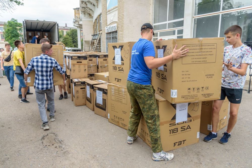 По инициативе Министерства культуры Российской Федерации было передано 29 комплектов профессионального современного звукового оборудования для культурно-досуговых учреждений Луганской Народной Республики