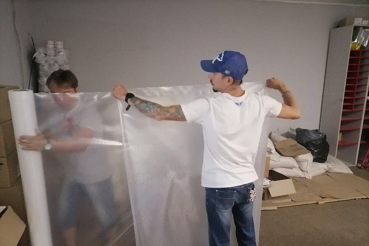 Волонтеры «Единой России» помогают восстанавливать дома Приволья после обстрела