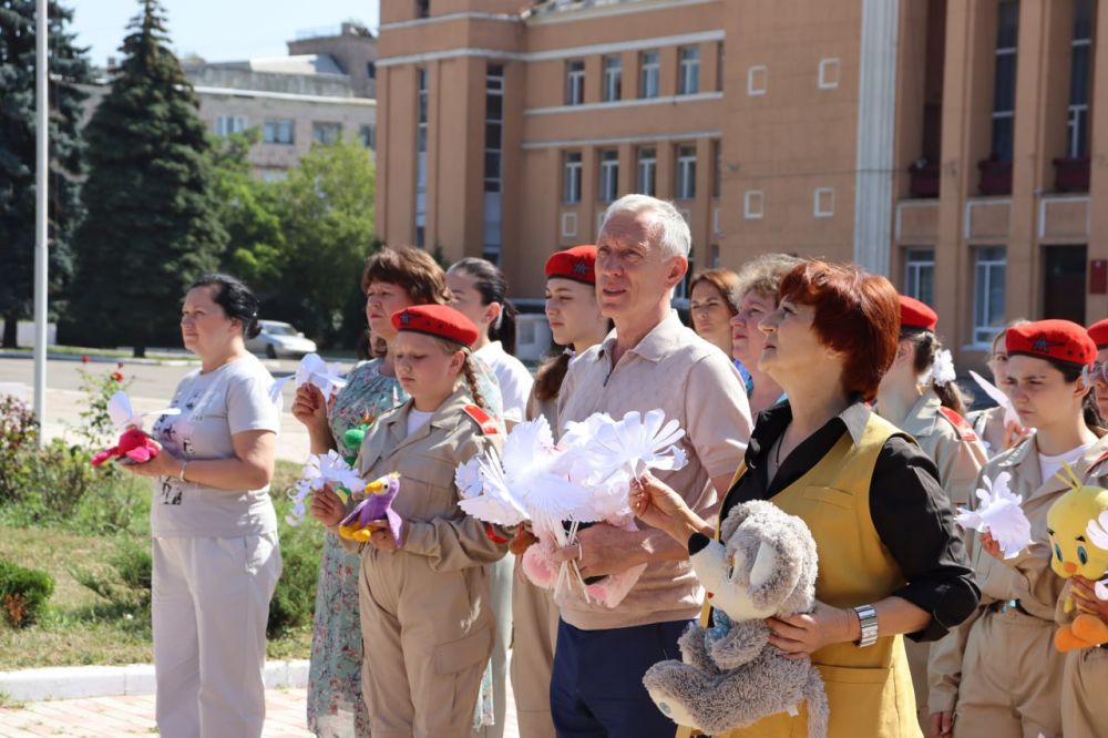 Почтить пaмять погибших детей, которые погибли под огнем ВФУ, в Стаханове, Ирмино и Алмазной, собрались представители Администрации, активисты партии «Единая Россия» и юнармейцы