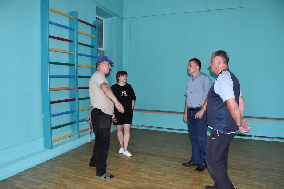 С рабочим визитом в брянковской школе №4 побывал глава администрации города Брянки Евгений Морозов