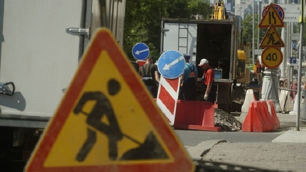 Коммунальщики «Луганскводы» ремонтируют магистральный водовод Крымского